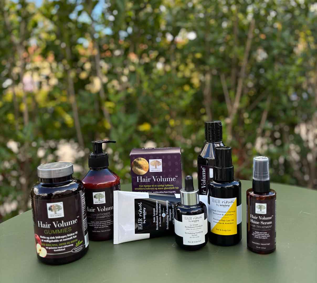New Nordic Hair Volume kosttilskud og Sisley hårplejeprodukter, der styrker håret indefra og plejer det udefra for fylde, glans og styrke.